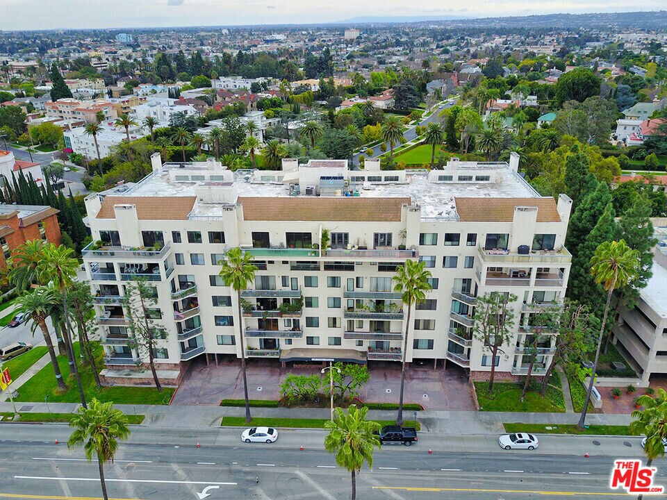 4460 Wilshire Blvd in Los Angeles, CA - Building Photo