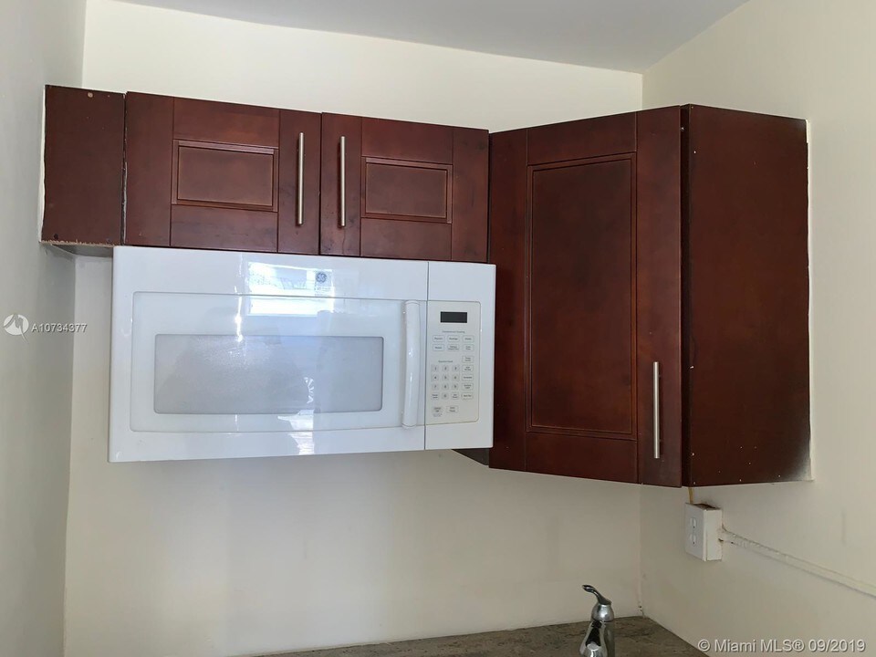 1042 Foster Rd-Unit -1-2 in Hallandale Beach, FL - Building Photo