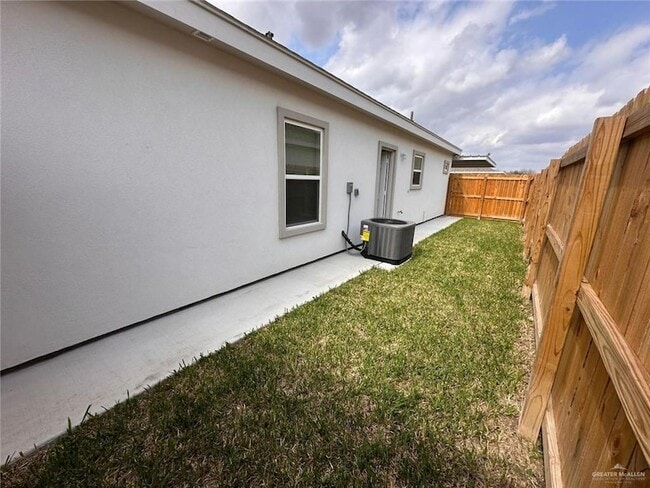 1309 W Sucre Dr, Unit 1 in Edinburg, TX - Foto de edificio - Building Photo