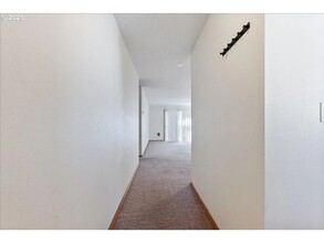 3033 NE Cleveland Ave in Gresham, OR - Building Photo - Building Photo