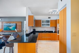 400 Alton Rd, Unit # 1909 in Miami Beach, FL - Foto de edificio - Building Photo