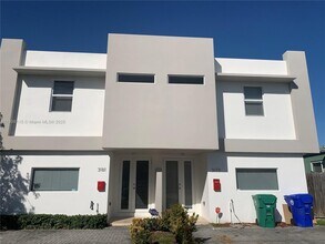 3181 SW 24th St in Miami, FL - Building Photo - Building Photo