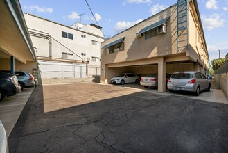 Valli-royale Apartments in Studio City, CA - Building Photo - Building Photo