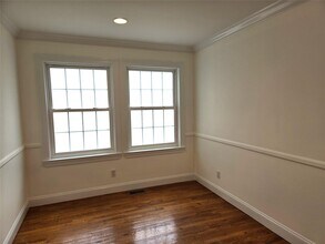 63 Dunwood Rd in Port Washington, NY - Building Photo - Building Photo