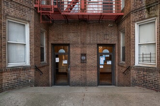 601 Pelham Pky N in Bronx, NY - Foto de edificio - Building Photo