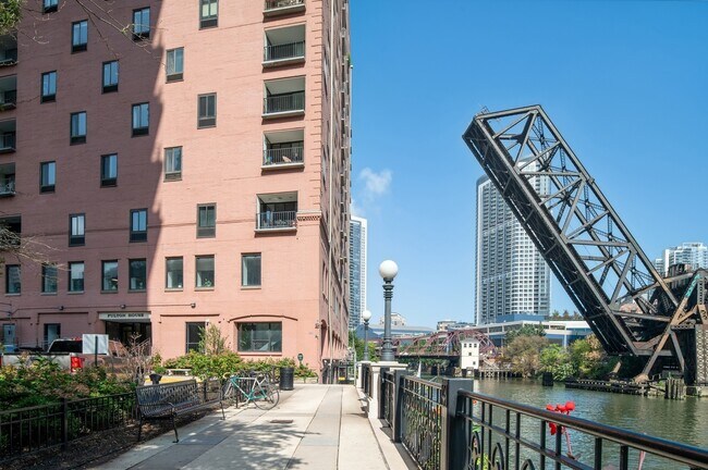 345 N Canal St in Chicago, IL - Building Photo - Building Photo