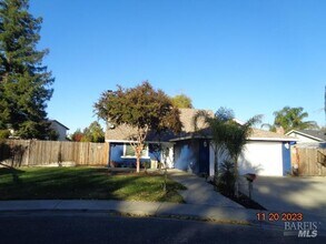 720 Devonshire Ct in Dixon, CA - Building Photo - Building Photo