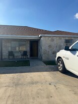 7643 Oak Chase in San Antonio, TX - Building Photo