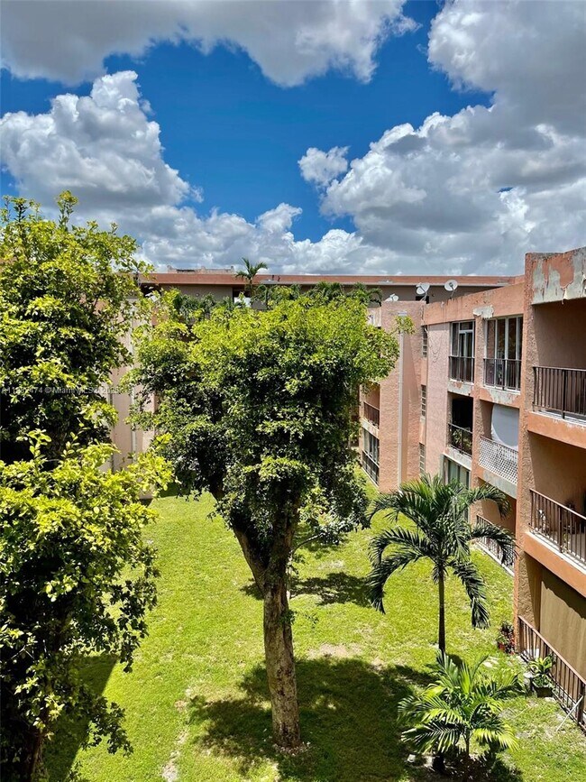 1900 W 68th St in Hialeah, FL - Building Photo - Building Photo
