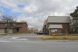 Huningtonwood Residents in Toronto, ON - Building Photo - Building Photo