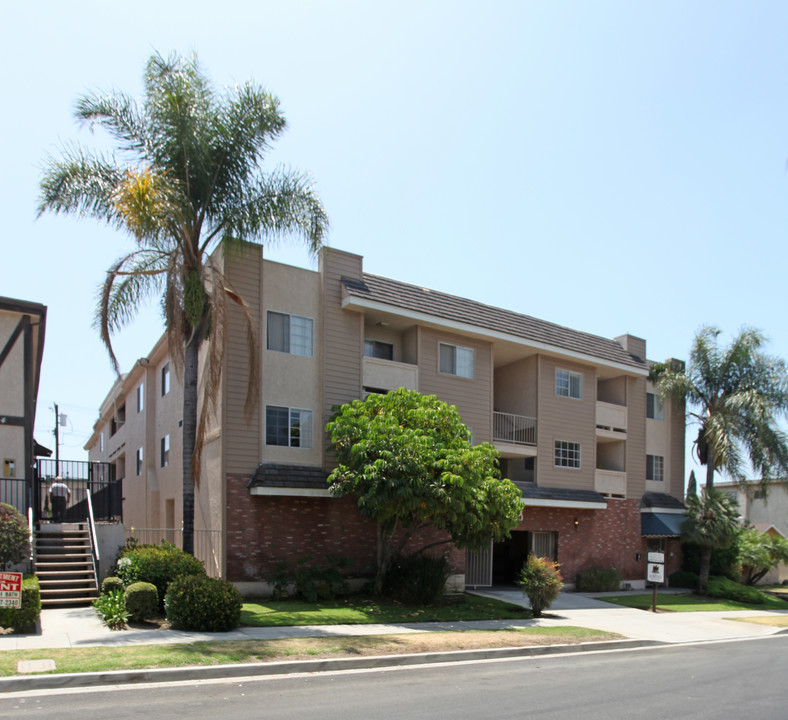 530 E Santa Anita Ave in Burbank, CA - Building Photo