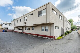 10327 Downey Ave. in Downey, CA - Foto de edificio - Building Photo