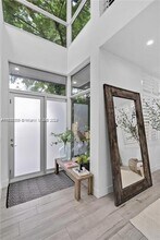 5720 SW 24th St in Miami, FL - Foto de edificio - Building Photo