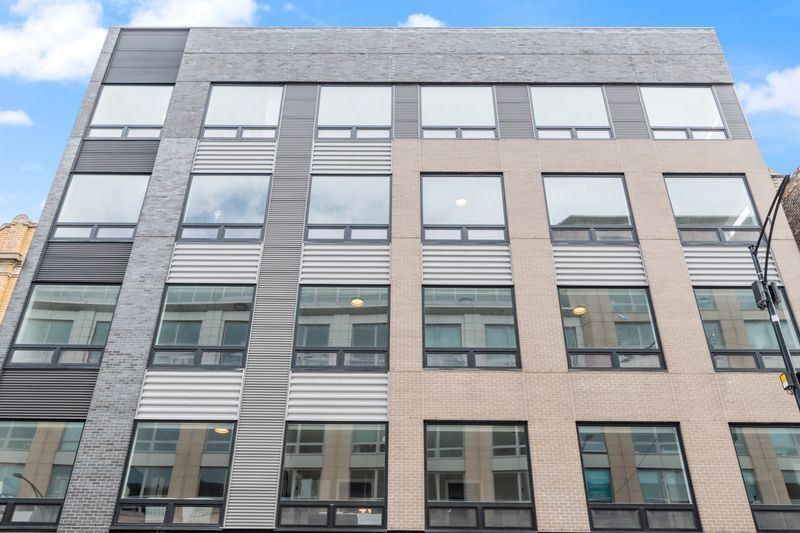 3217 N Clark St in Chicago, IL - Building Photo