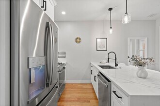 174 W 7th St, Unit 2 in Boston, MA - Foto de edificio - Building Photo