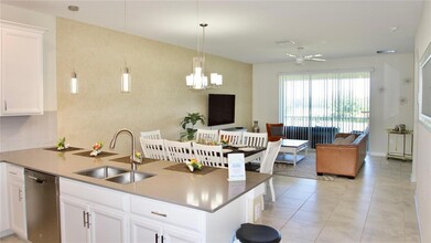 585 Ocean Course Ave, Unit 209 in Kissimmee, FL - Building Photo - Building Photo