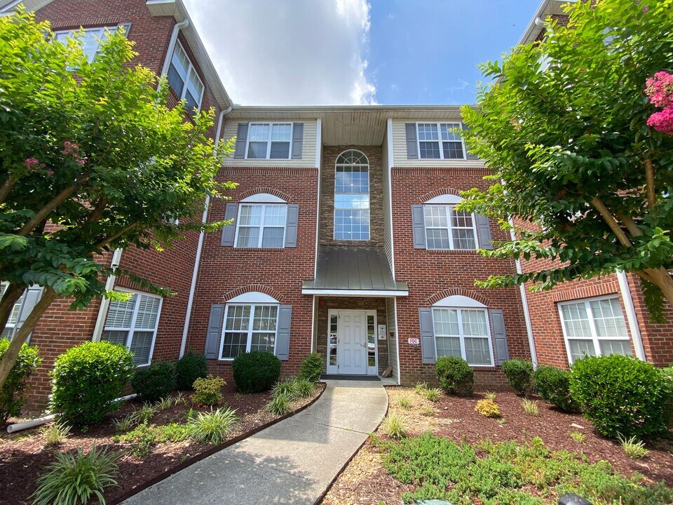 6981 Hanesbrook Cir in Clemmons, NC - Building Photo