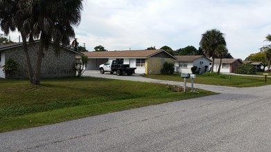 45-55 W Fray St in Englewood, FL - Building Photo - Building Photo