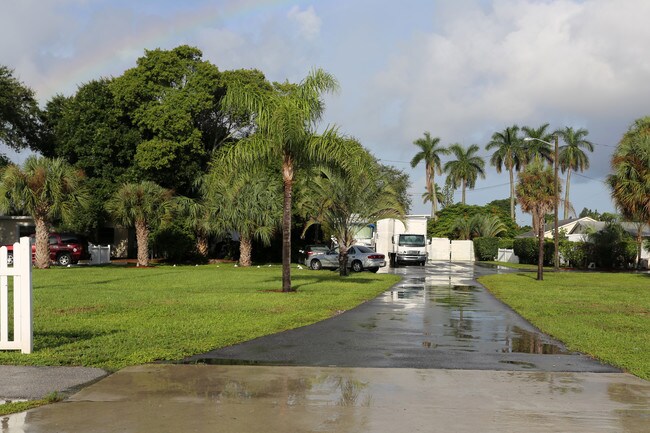 4185-4213 Davis Rd in Lake Worth, FL - Building Photo - Building Photo