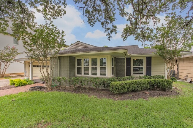 4924 Mimosa Dr in Bellaire, TX - Building Photo - Building Photo