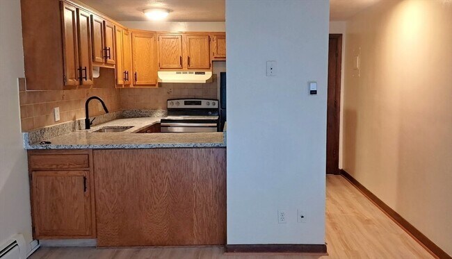 616 Boston Post Rd E in Marlborough, MA - Building Photo - Building Photo