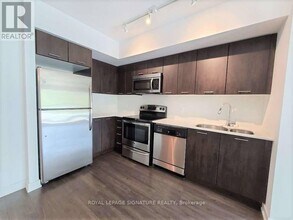 2220 Lake Shore Blvd W in Toronto, ON - Building Photo - Building Photo