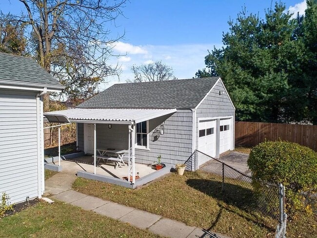 17 Rhodes Ave in East Providence, RI - Building Photo - Building Photo