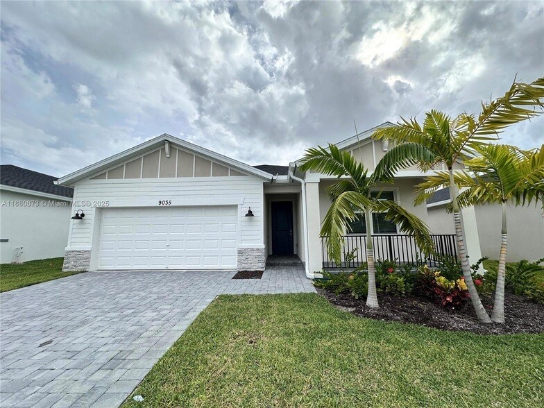 9035 Dahlia Cir, Unit 36 in Port St. Lucie, FL - Building Photo