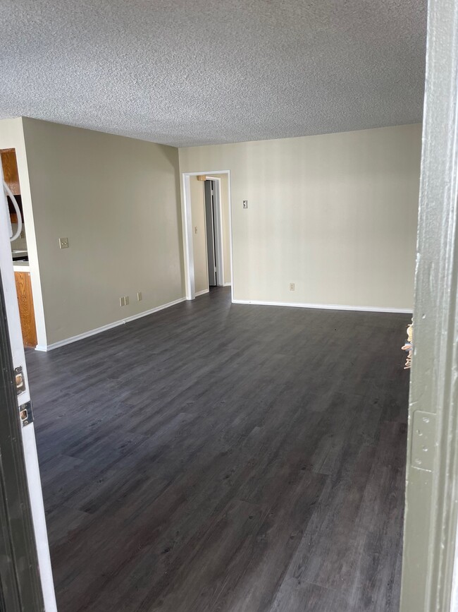 Jordan Tropicana Apartments in Canoga Park, CA - Building Photo - Building Photo