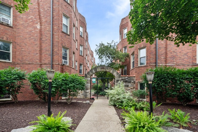 property at 4128.5 N Kedvale Ave