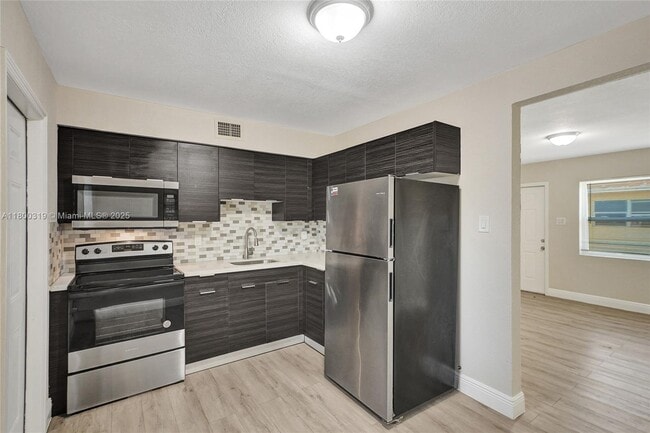 429 NW 9th Ave in Fort Lauderdale, FL - Building Photo - Building Photo