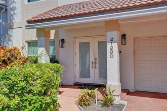 21290 Millbrook Ct in Boca Raton, FL - Foto de edificio - Building Photo