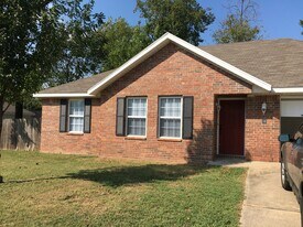 38 E Saxony St in Farmington, AR - Building Photo