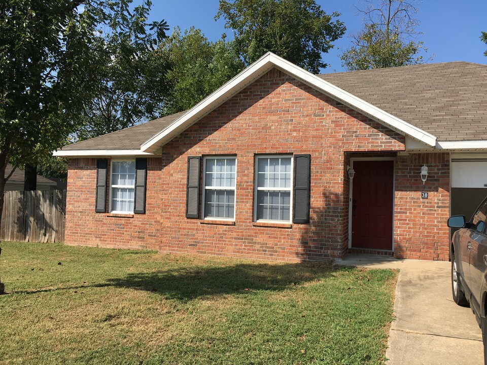 38 E Saxony St in Farmington, AR - Building Photo