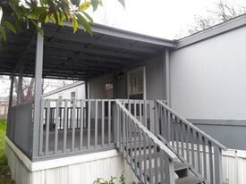 503 Uhland Rd in San Marcos, TX - Building Photo