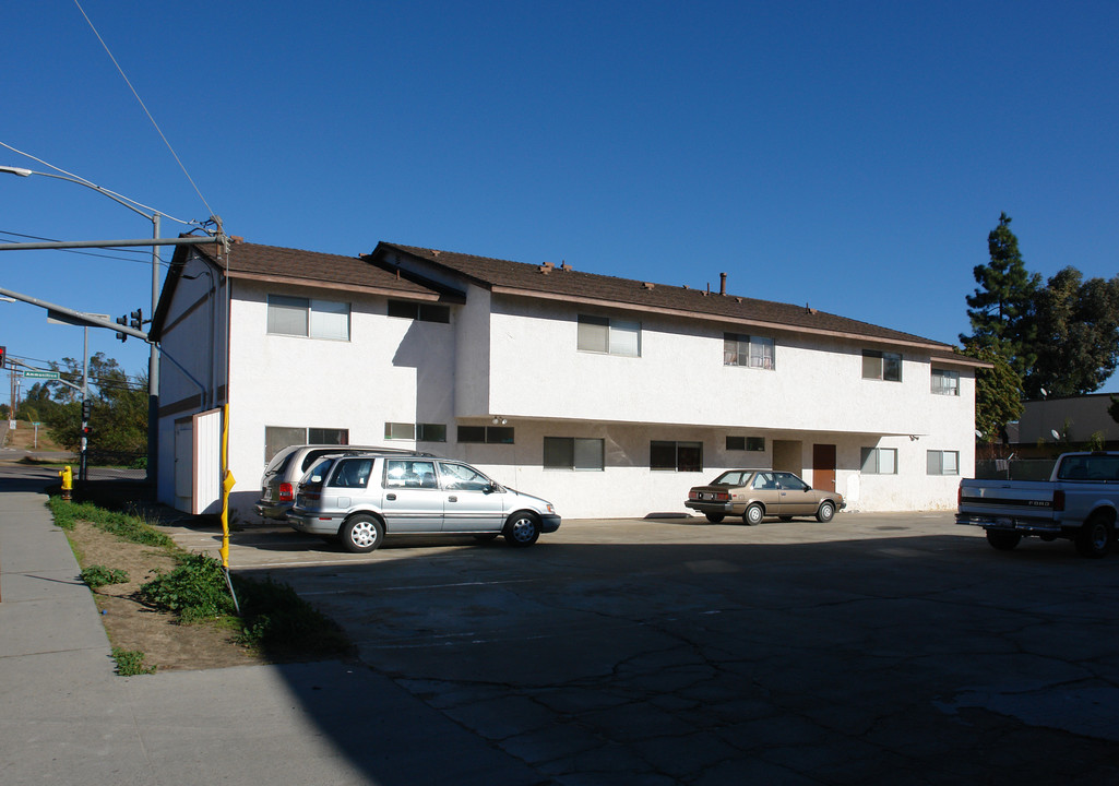 1214 Alturas Rd in Fallbrook, CA - Foto de edificio