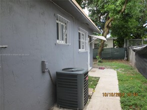 1143 NW 30th St in Miami, FL - Building Photo - Building Photo