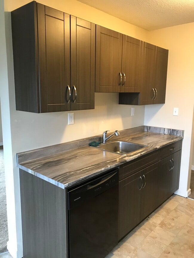 Diamond Head Apartments in Victoria, BC - Building Photo - Building Photo