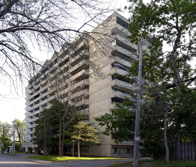 McEwen Towers Apartments in Ottawa, ON - Building Photo - Building Photo