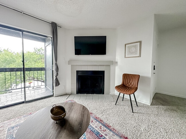 1071 Clayton Ln in Austin, TX - Building Photo - Building Photo