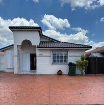 8974 NW 112th St in Hialeah Gardens, FL - Building Photo