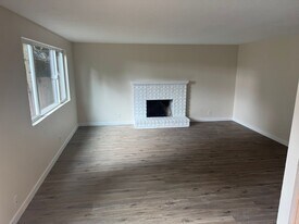 5111 D St in Springfield, OR - Building Photo