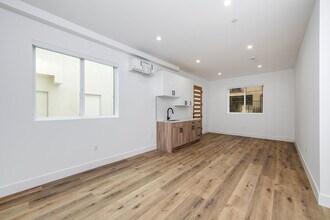 5044 Laurel Canyon Blvd, Unit 2 in Valley Village, CA - Building Photo - Building Photo