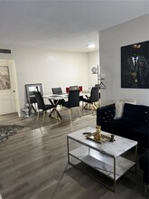 1100 NE 1st Ct in Hallandale Beach, FL - Foto de edificio - Building Photo