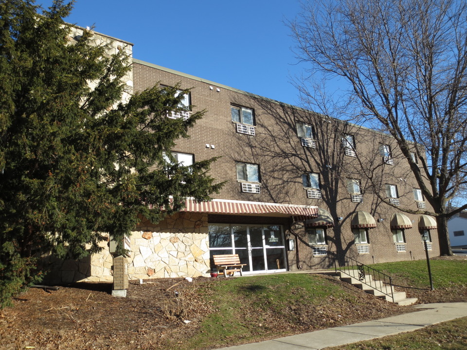 River North Apartments in Waukesha, WI - Building Photo