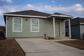 8615 Astral Pl in San Antonio, TX - Foto de edificio - Building Photo