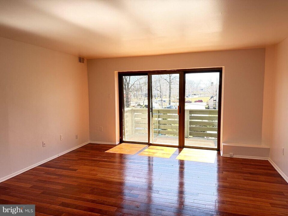 606 Cooper Landing Rd in Cherry Hill Township, NJ - Foto de edificio