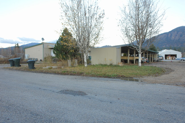 115 Quartzite Loop in Chewelah, WA - Building Photo - Building Photo