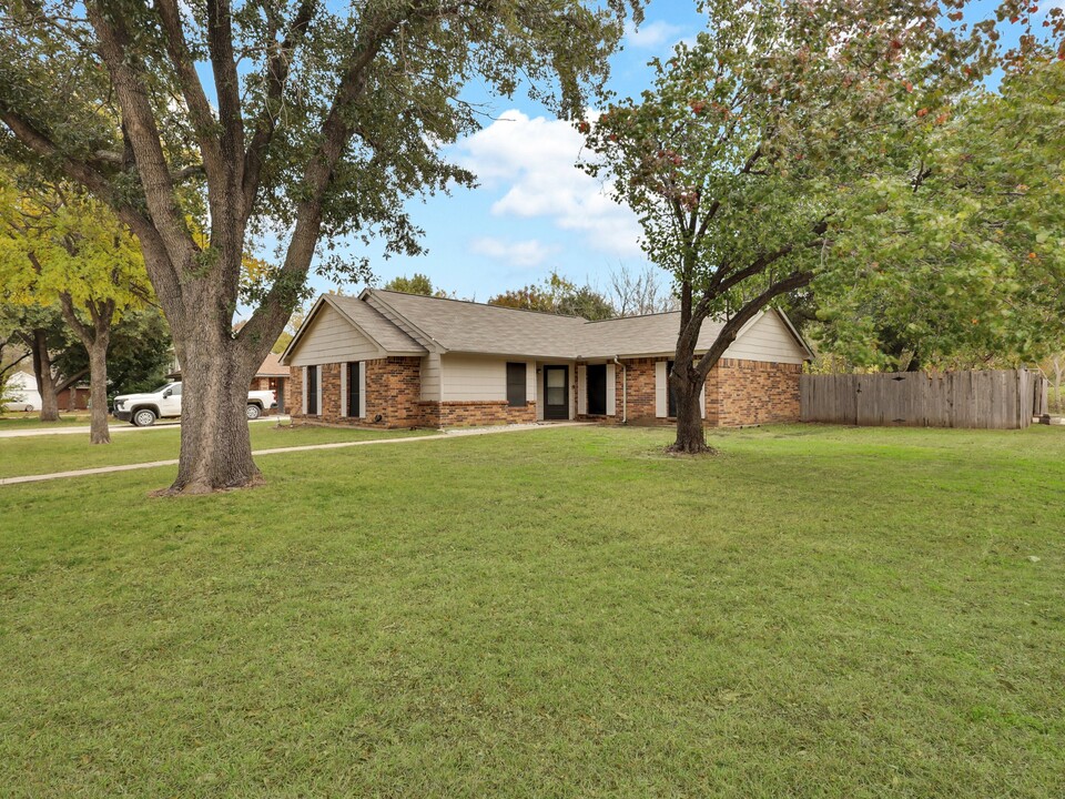 3000 Mistywood Ln in Denton, TX - Foto de edificio