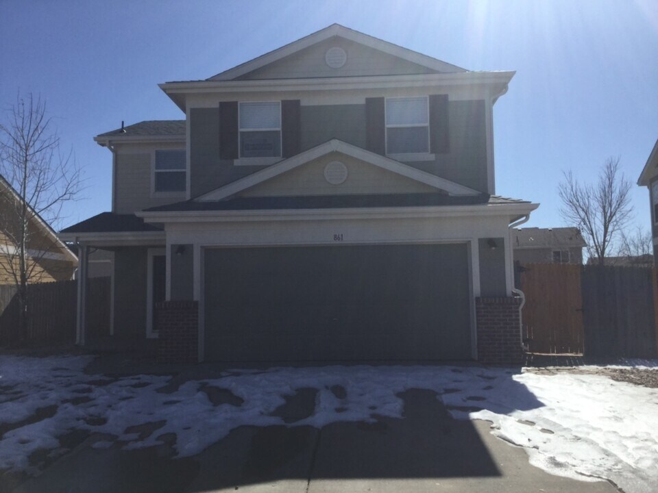 861 Stagecoach Dr in Lochbuie, CO - Building Photo